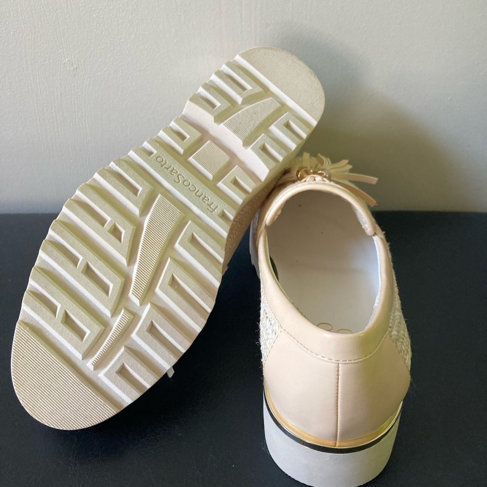 Beautiful women’s Franco Sarto Cream Loafers With Gold Accent. Never worn.